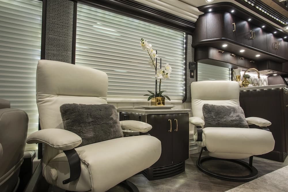 2019 Prevost Liberty Elegant Lady H3-45 Motorhome - Image 13