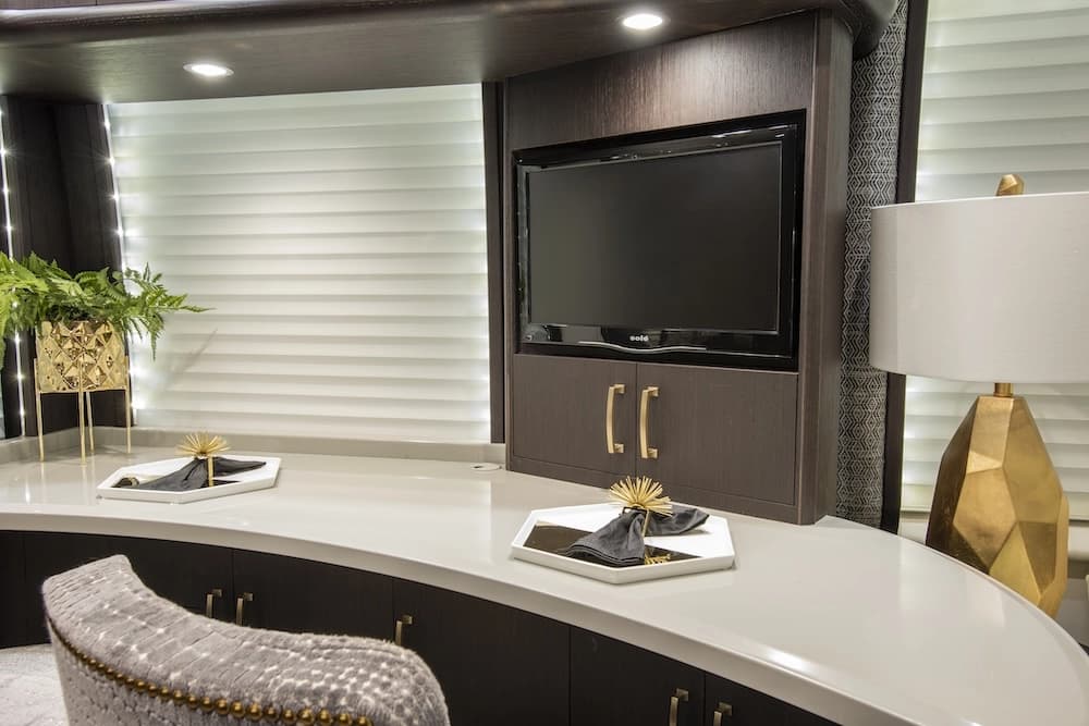 2019 Prevost Liberty Elegant Lady H3-45 Motorhome - Image 15