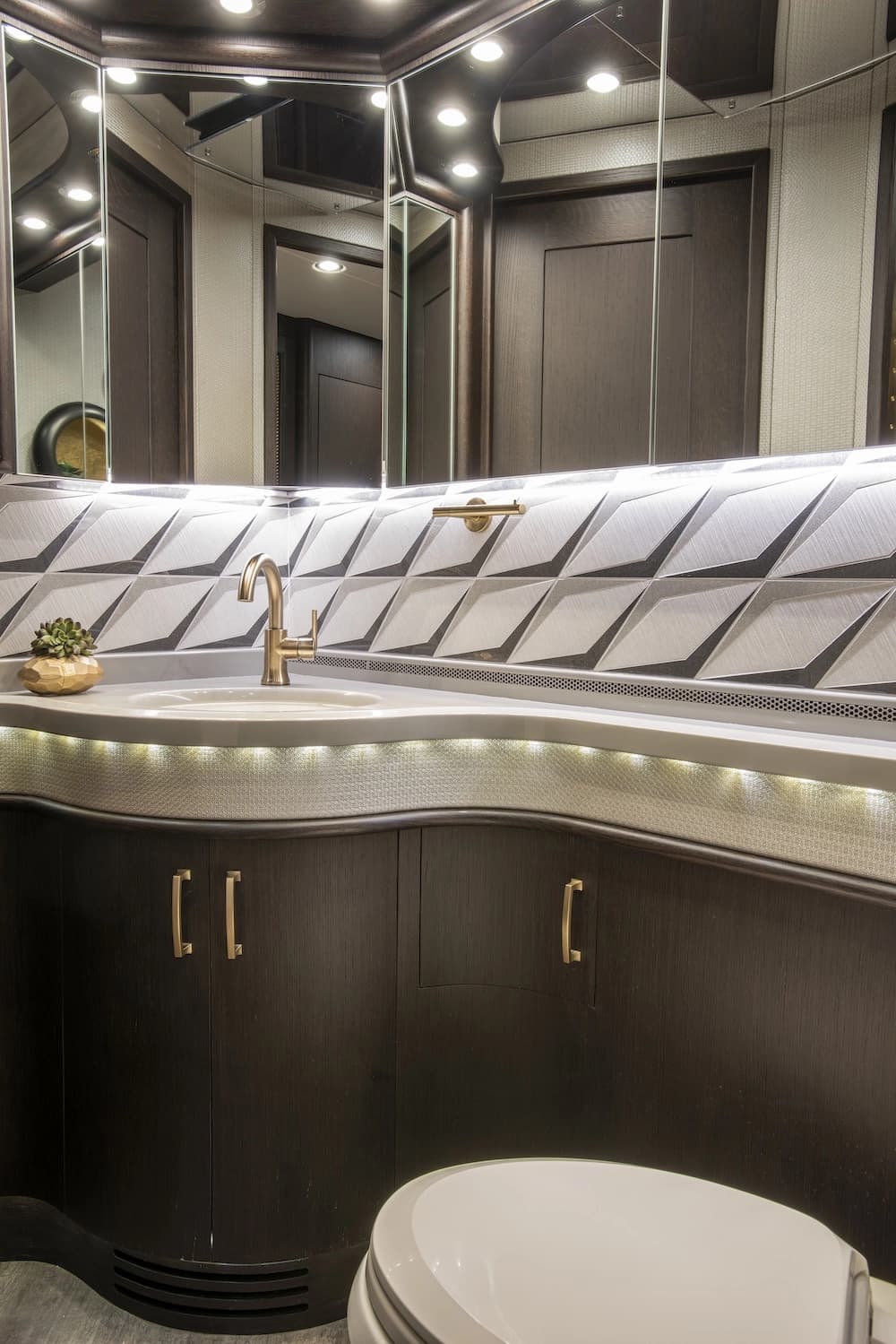 2019 Prevost Liberty Elegant Lady H3-45 Motorhome - Image 20