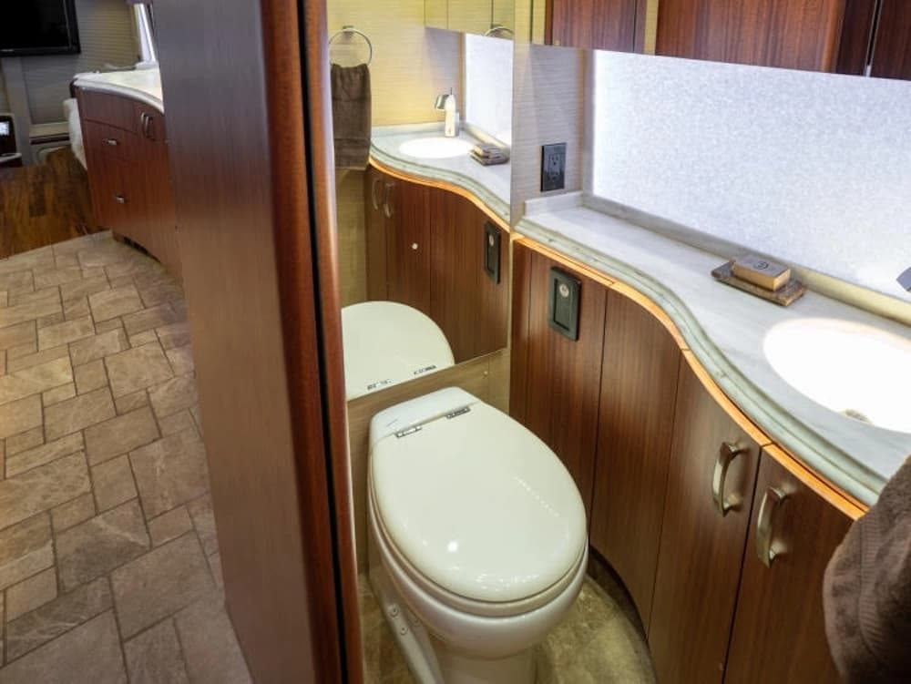 2014 Prevost Marathon H3-45 Motorhome - Image 8