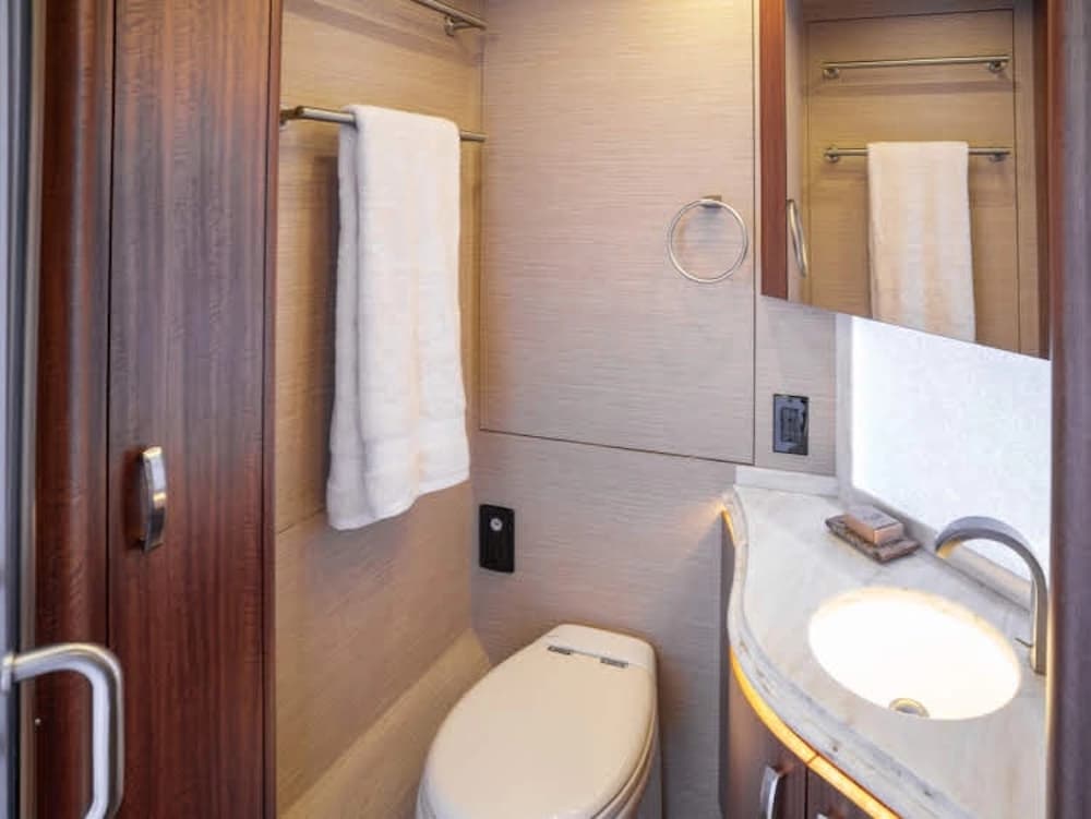 2014 Prevost Marathon H3-45 Motorhome - Image 10