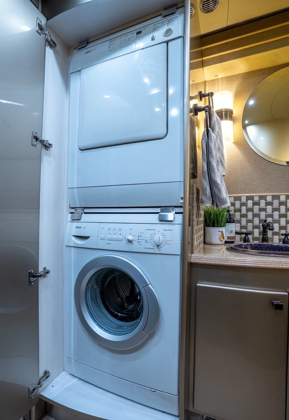 2005 Prevost Country Coach XLII Motorhome - Image 12