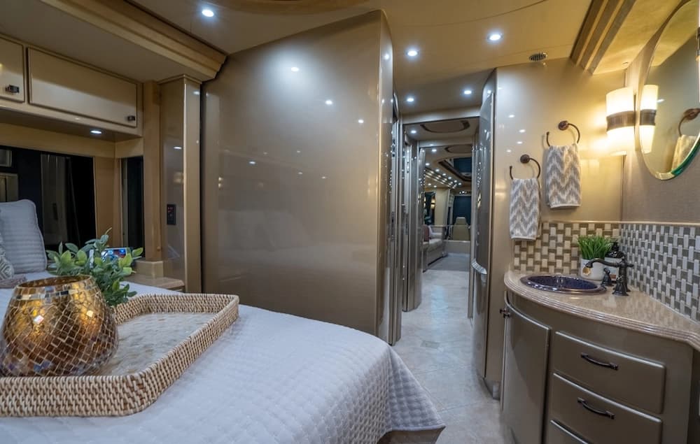 2005 Prevost Country Coach XLII Motorhome - Image 14