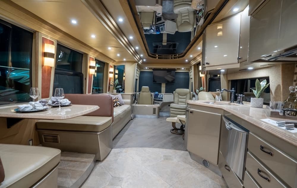 2005 Prevost Country Coach XLII Motorhome - Image 15