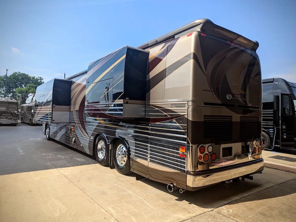2005 Prevost Country Coach XLII Motorhome - Image 4
