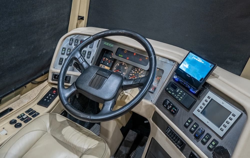2005 Prevost Country Coach XLII Motorhome - Image 5