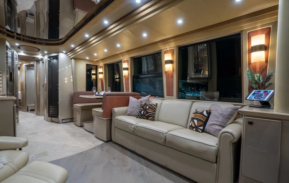 2005 Prevost Country Coach XLII Motorhome - Image 7
