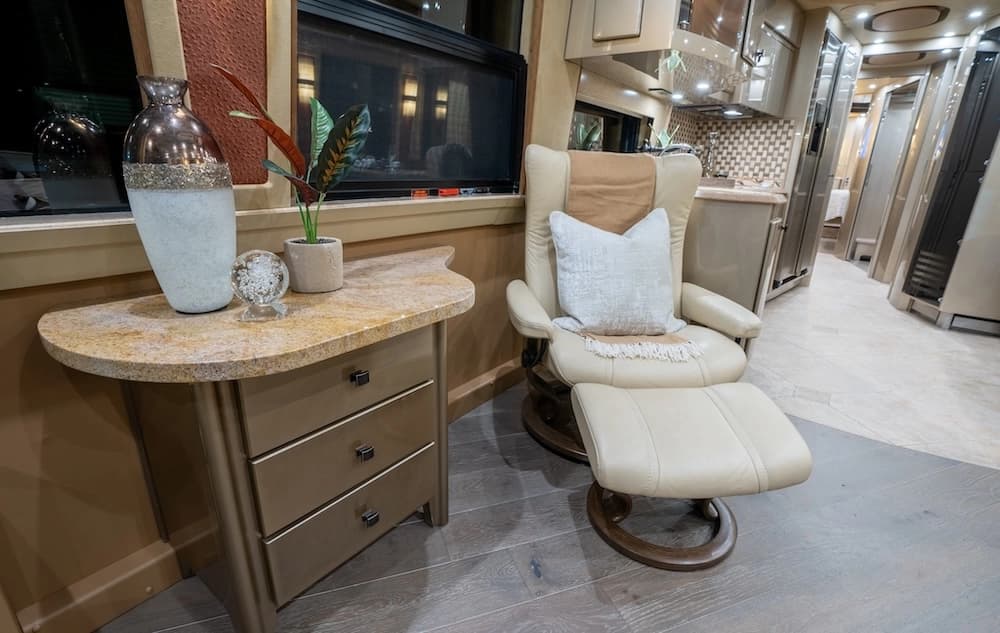 2005 Prevost Country Coach XLII Motorhome - Image 8