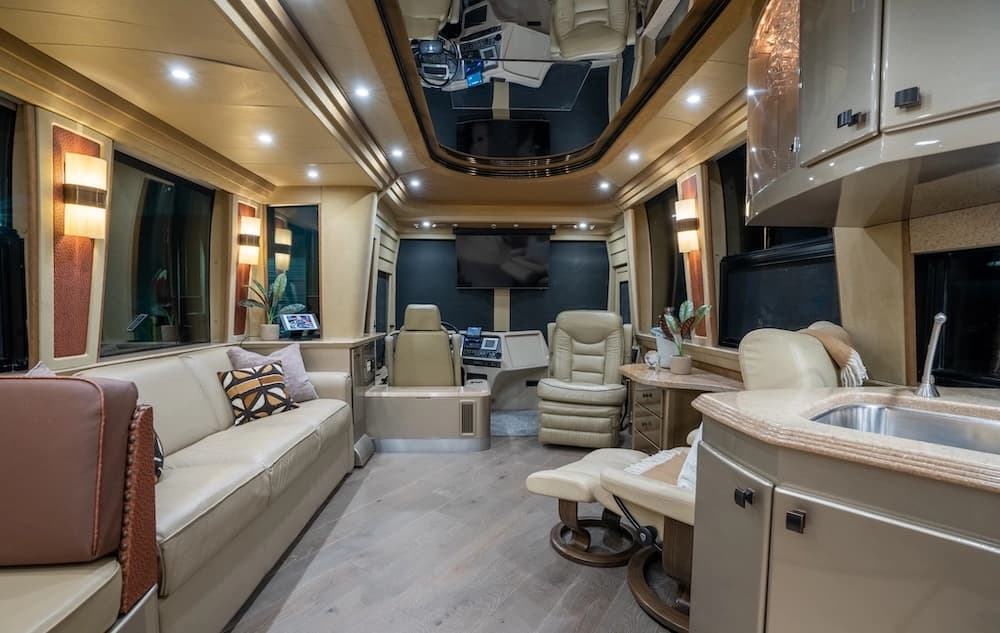 2005 Prevost Country Coach XLII Motorhome - Image 9