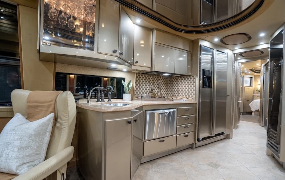 2005 Prevost Country Coach XLII Motorhome - Image 10