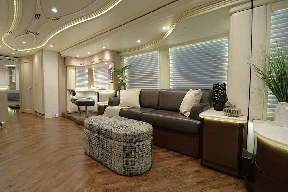 2015 Prevost Liberty Elegant Lady H3-45 Motorhome - Image 21