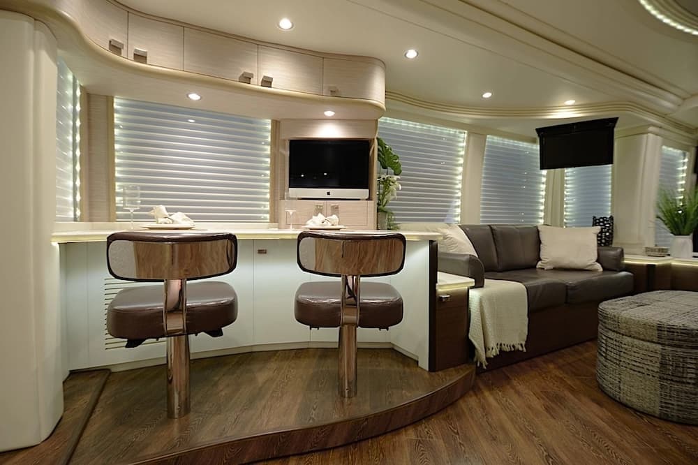 2015 Prevost Liberty Elegant Lady H3-45 Motorhome - Image 23