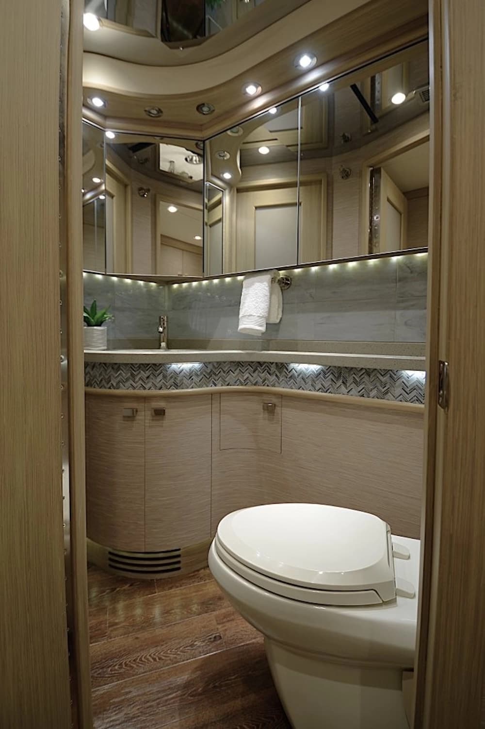 2015 Prevost Liberty Elegant Lady H3-45 Motorhome - Image 28