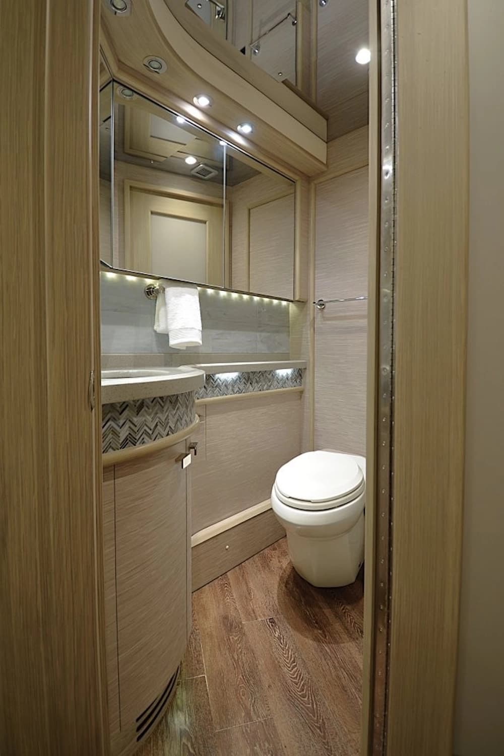 2015 Prevost Liberty Elegant Lady H3-45 Motorhome - Image 29