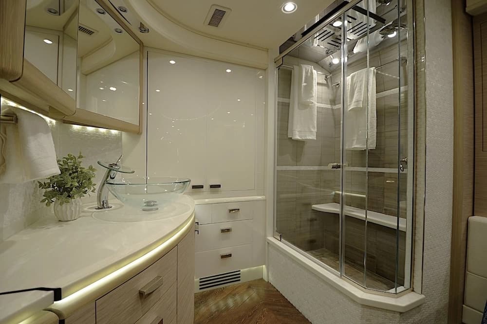 2015 Prevost Liberty Elegant Lady H3-45 Motorhome - Image 32
