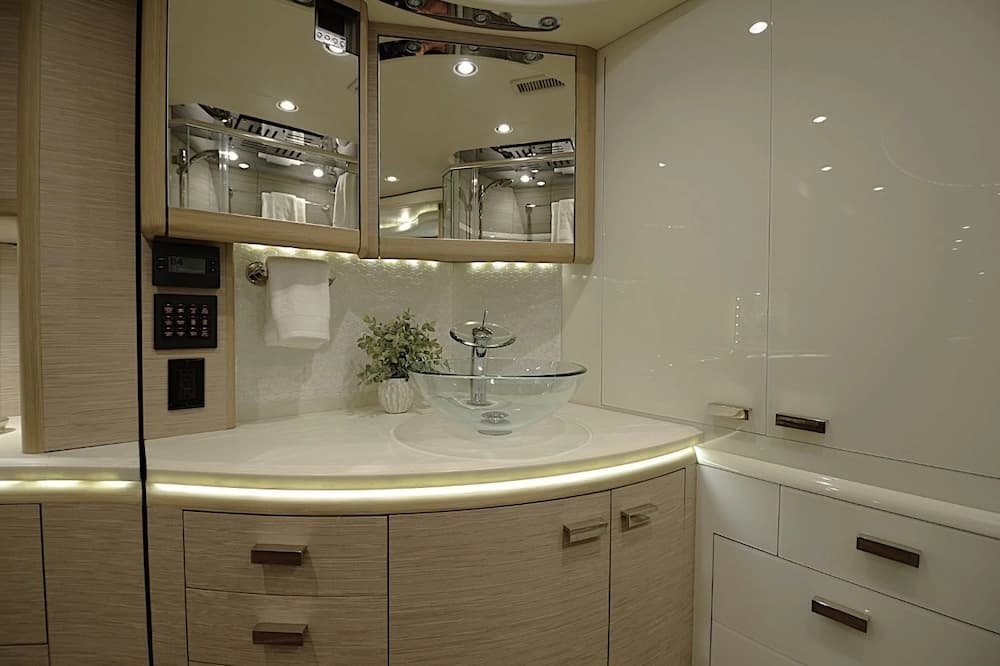 2015 Prevost Liberty Elegant Lady H3-45 Motorhome - Image 33
