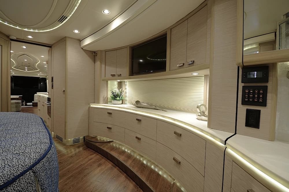 2015 Prevost Liberty Elegant Lady H3-45 Motorhome - Image 34