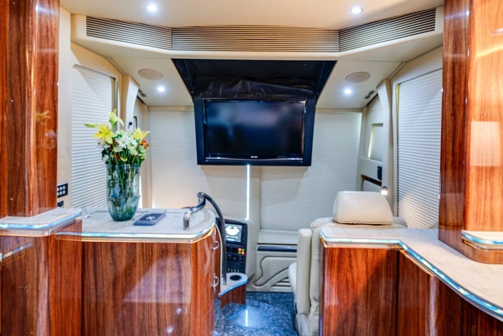 2009 Prevost Marathon H3-45 Motorhome - Image 10