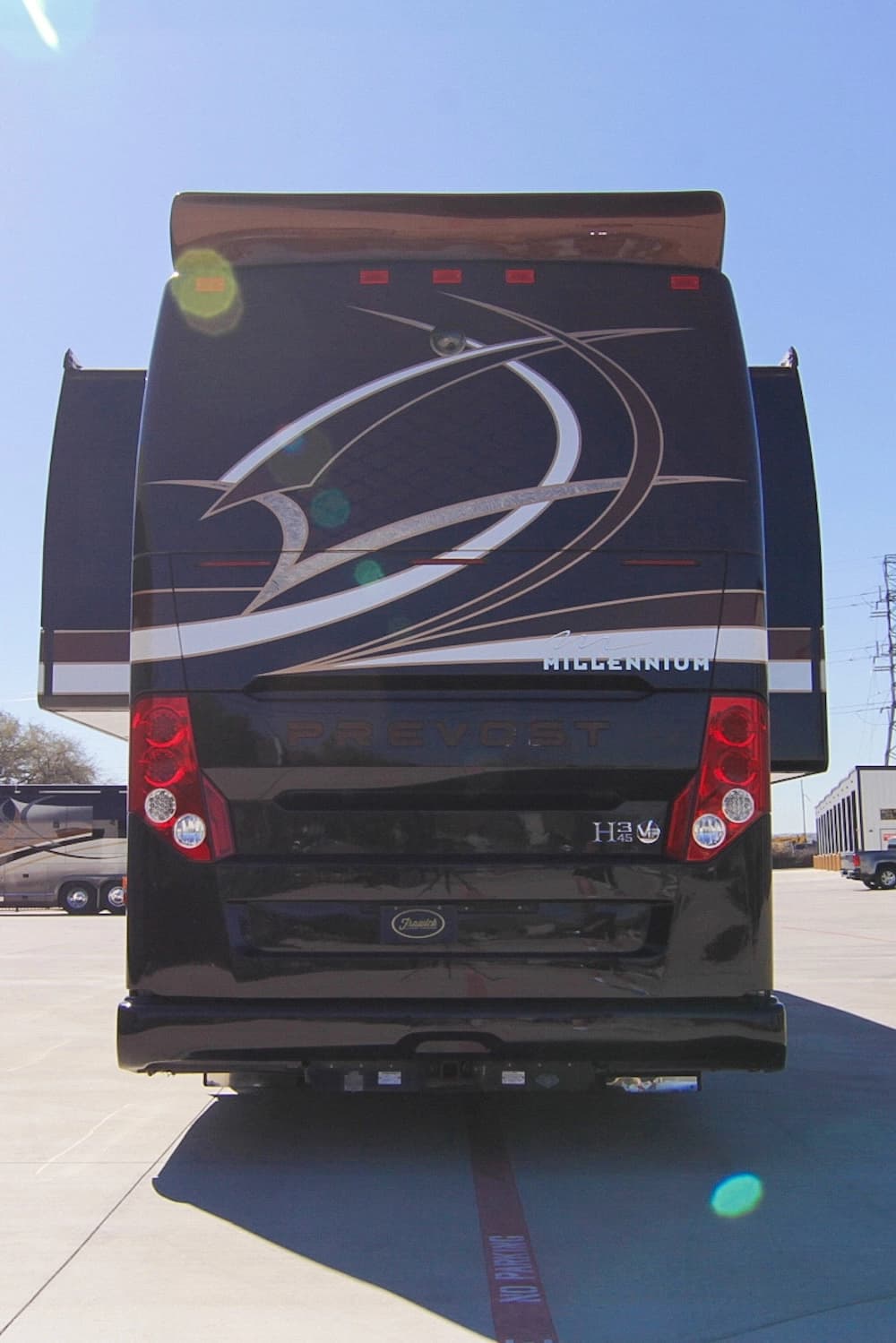 2013 Prevost Millennium H3-45 Motorhome - Image 21