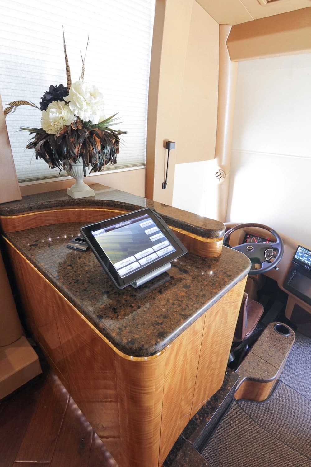 2013 Prevost Millennium H3-45 Motorhome - Image 35