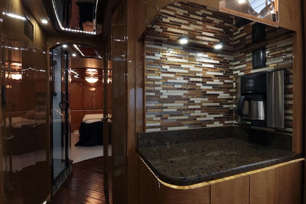 2013 Prevost Millennium H3-45 Motorhome - Image 41