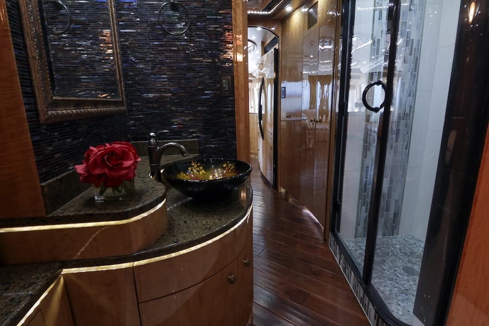 2013 Prevost Millennium H3-45 Motorhome - Image 50