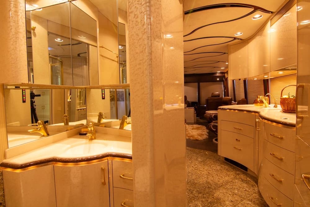 2007 Prevost Marathon XLII Motorhome - Image 47