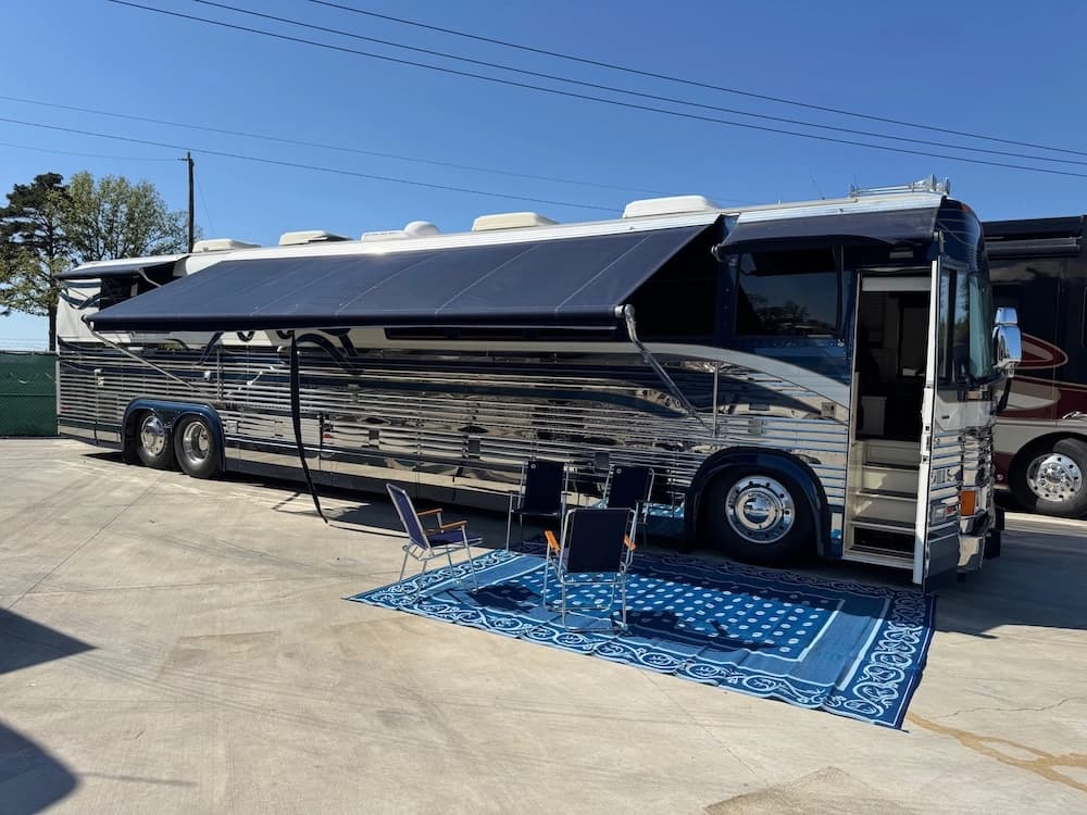 1997 Prevost Vogue XL Motorhome - Image 2