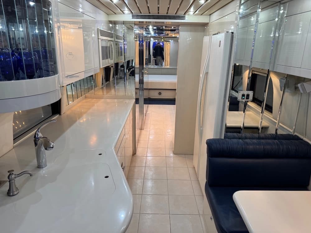 1997 Prevost Vogue XL Motorhome - Image 11