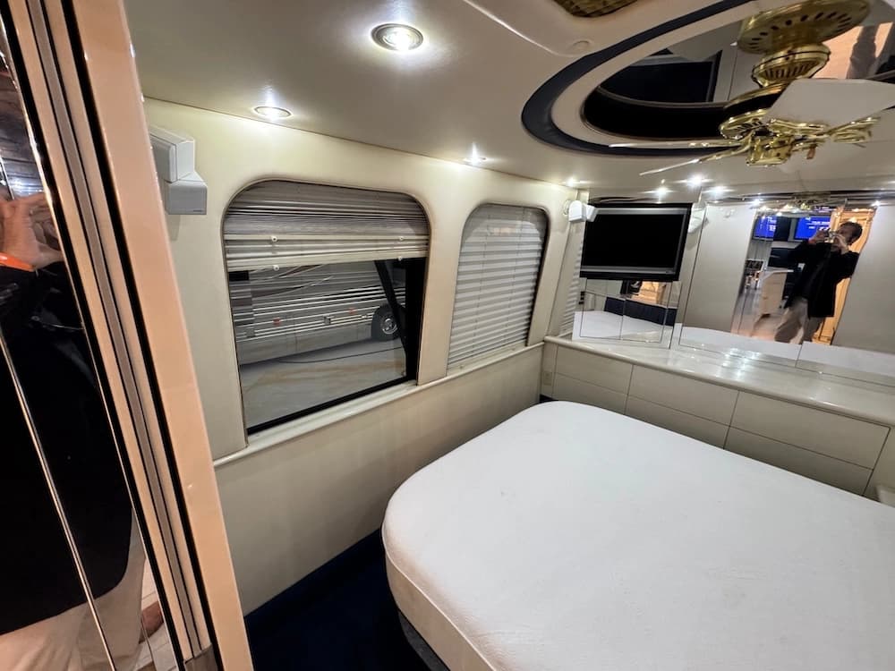 1997 Prevost Vogue XL Motorhome - Image 21