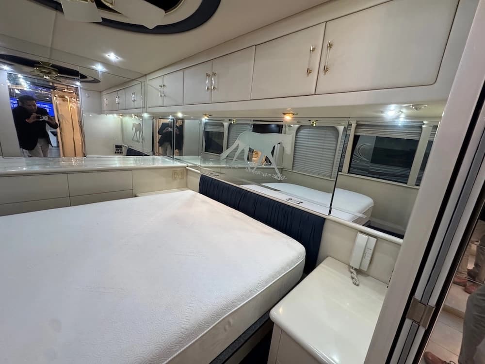 1997 Prevost Vogue XL Motorhome - Image 23