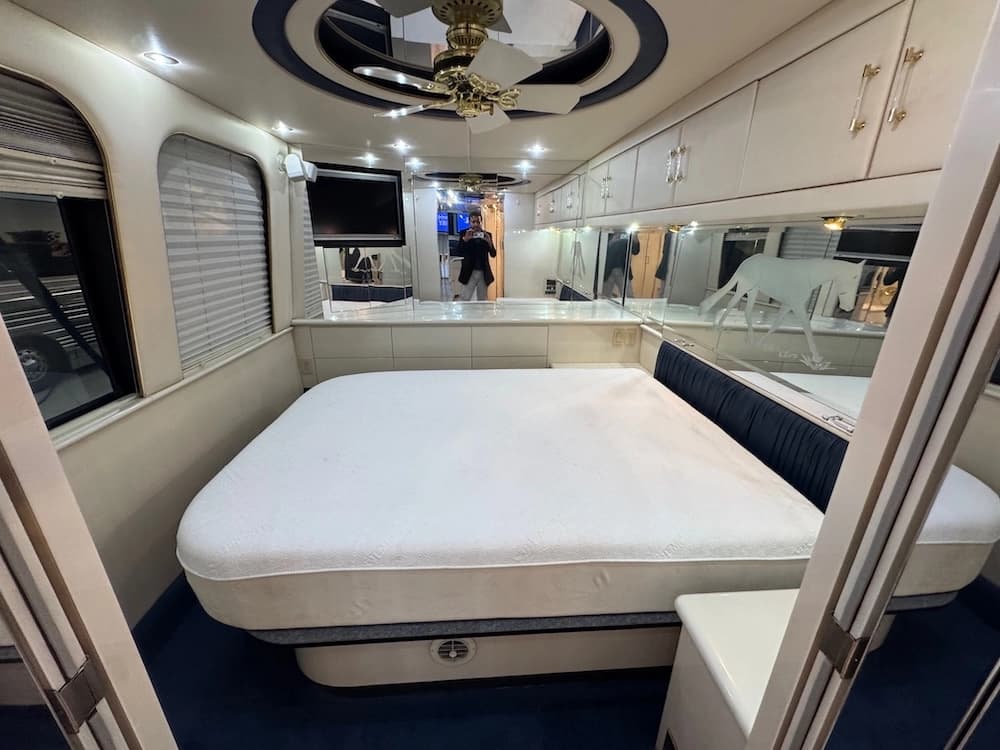 1997 Prevost Vogue XL Motorhome - Image 24