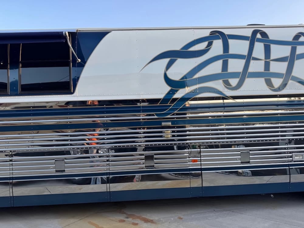 1997 Prevost Vogue XL Motorhome - Image 4