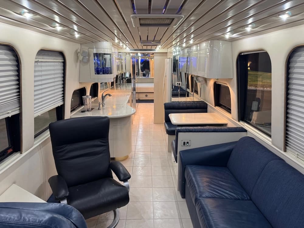 1997 Prevost Vogue XL Motorhome - Image 9