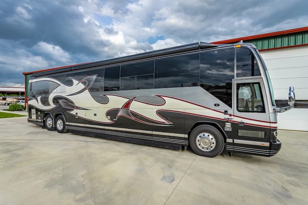 2007 Prevost Featherlite H3-45 Motorhome - Image 2