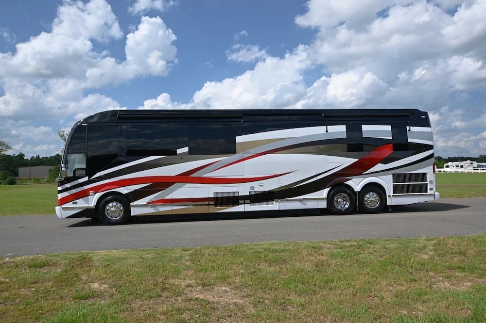 2006 Prevost Featherlite H3-45 Motorhome - Image 2