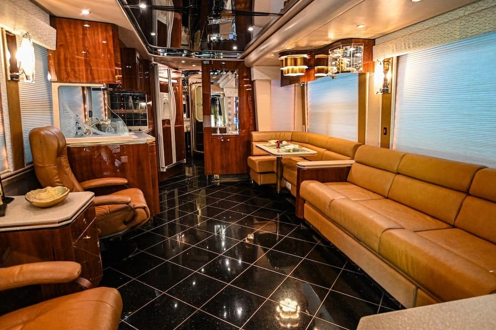 2006 Prevost Featherlite H3-45 Motorhome - Image 13