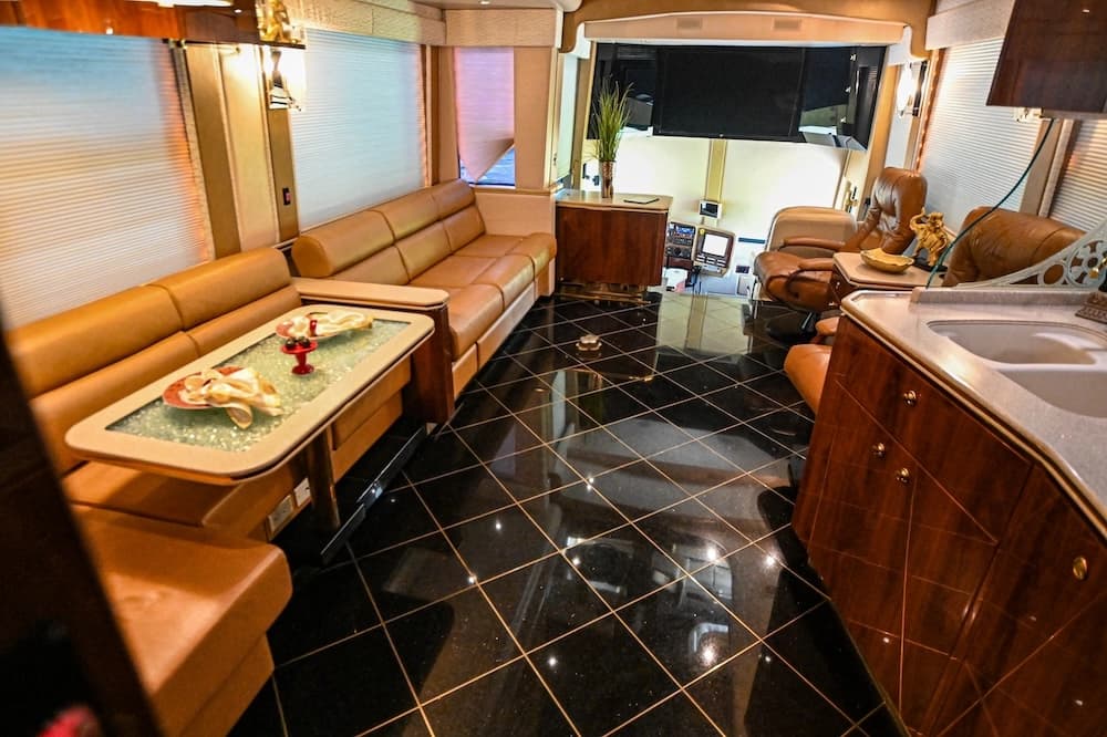 2006 Prevost Featherlite H3-45 Motorhome - Image 14