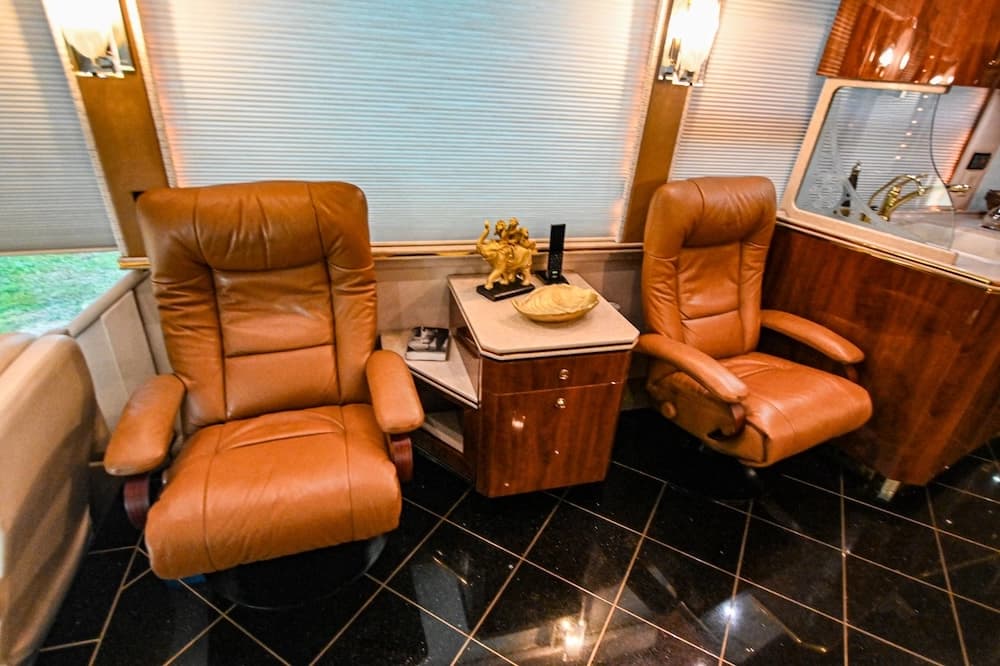 2006 Prevost Featherlite H3-45 Motorhome - Image 15