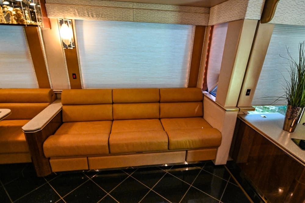 2006 Prevost Featherlite H3-45 Motorhome - Image 16