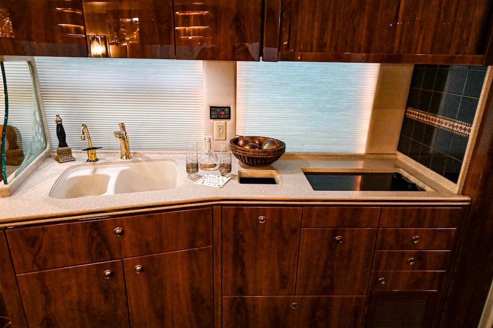 2006 Prevost Featherlite H3-45 Motorhome - Image 18
