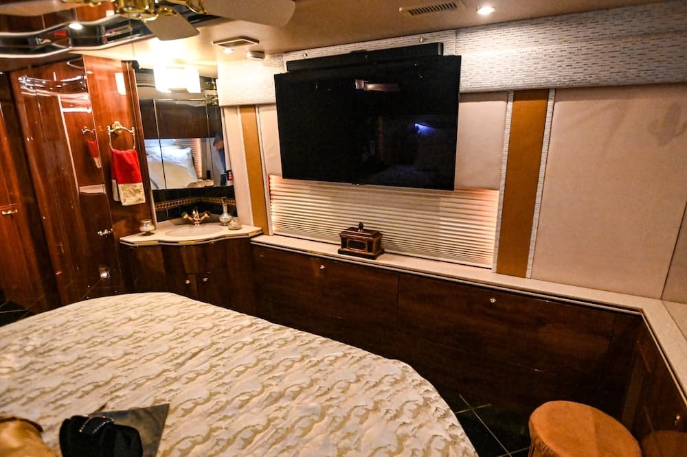 2006 Prevost Featherlite H3-45 Motorhome - Image 20