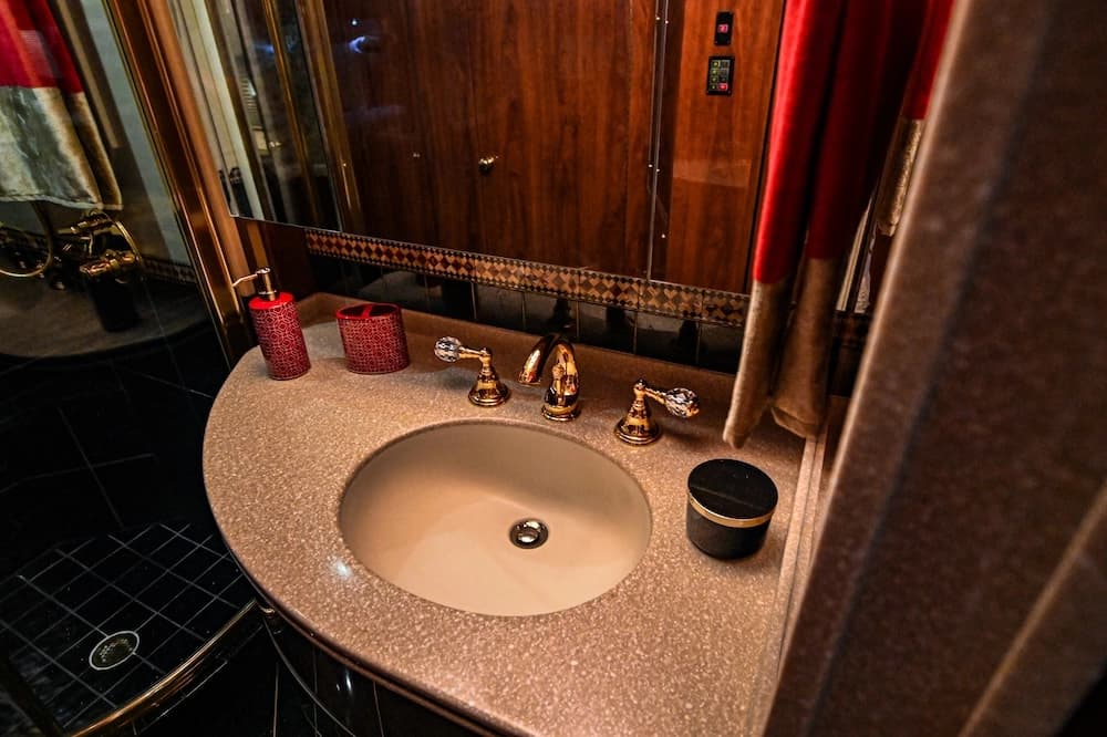2006 Prevost Featherlite H3-45 Motorhome - Image 23