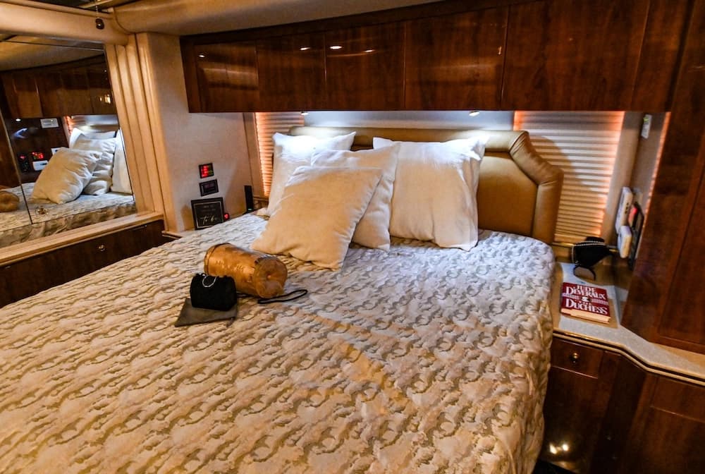 2006 Prevost Featherlite H3-45 Motorhome - Image 24
