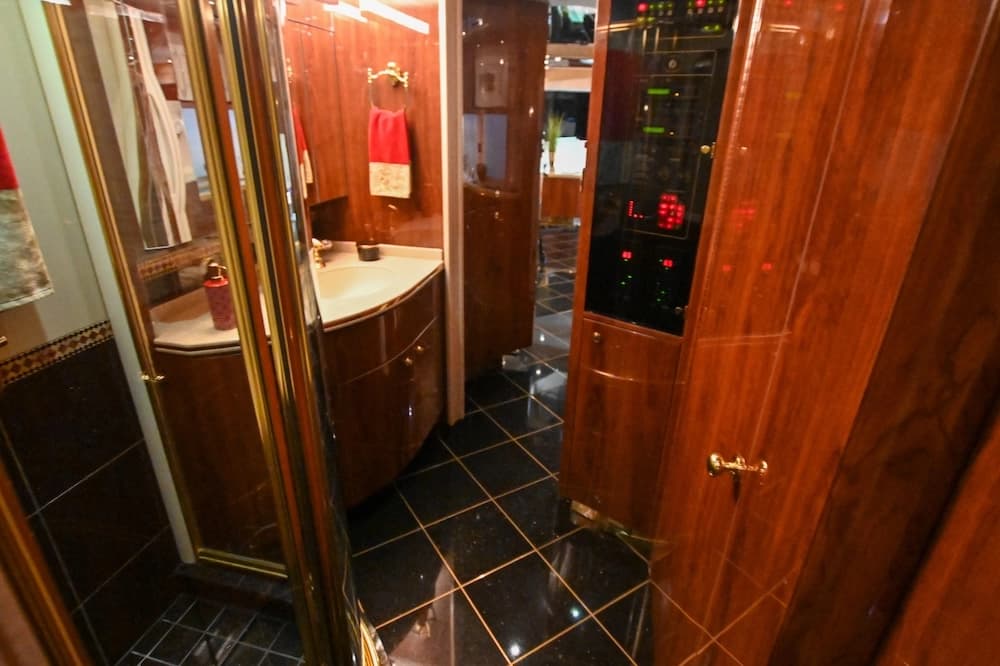 2006 Prevost Featherlite H3-45 Motorhome - Image 33