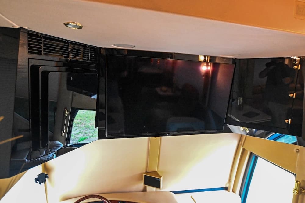 2006 Prevost Featherlite H3-45 Motorhome - Image 35