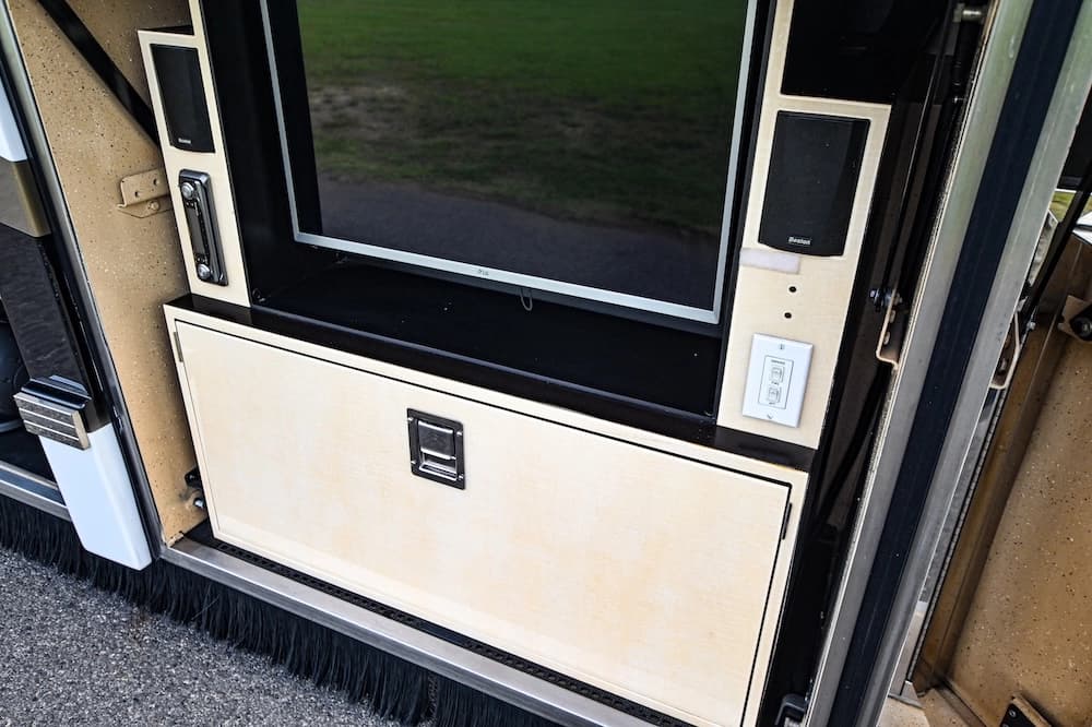 2006 Prevost Featherlite H3-45 Motorhome - Image 39