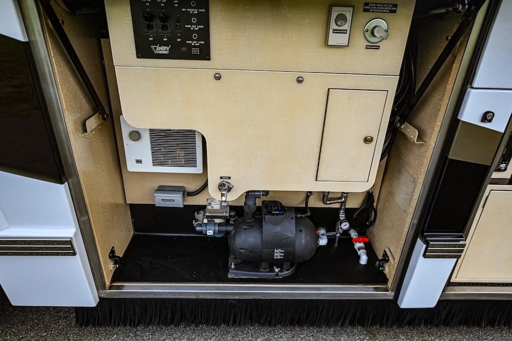 2006 Prevost Featherlite H3-45 Motorhome - Image 42