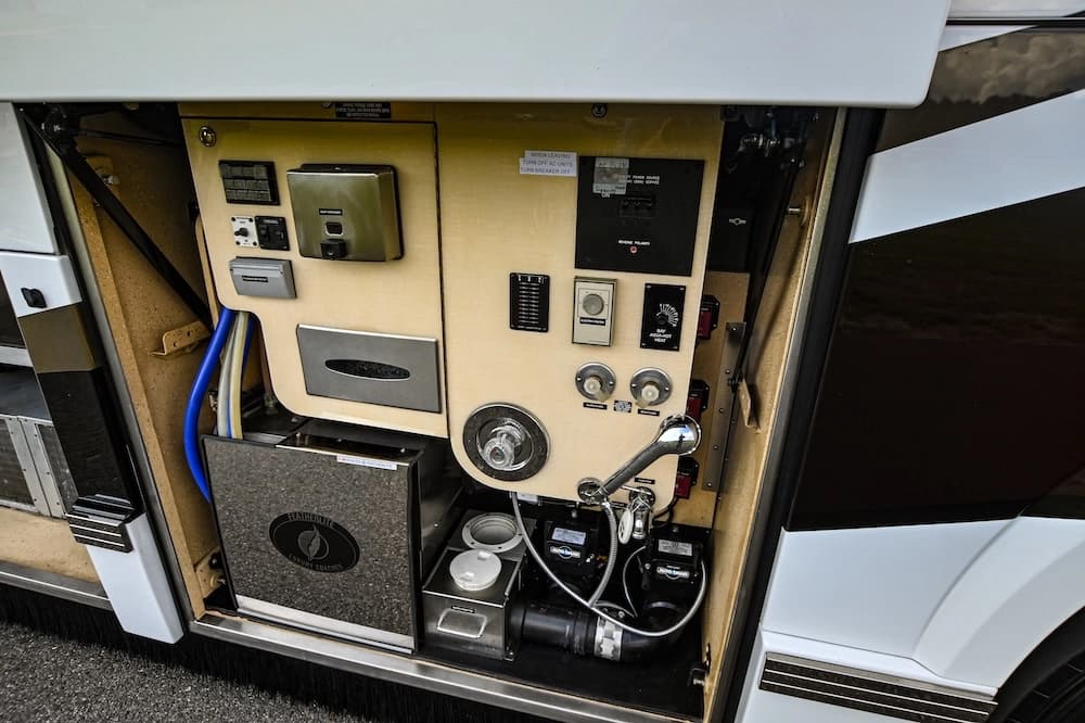 2006 Prevost Featherlite H3-45 Motorhome - Image 43