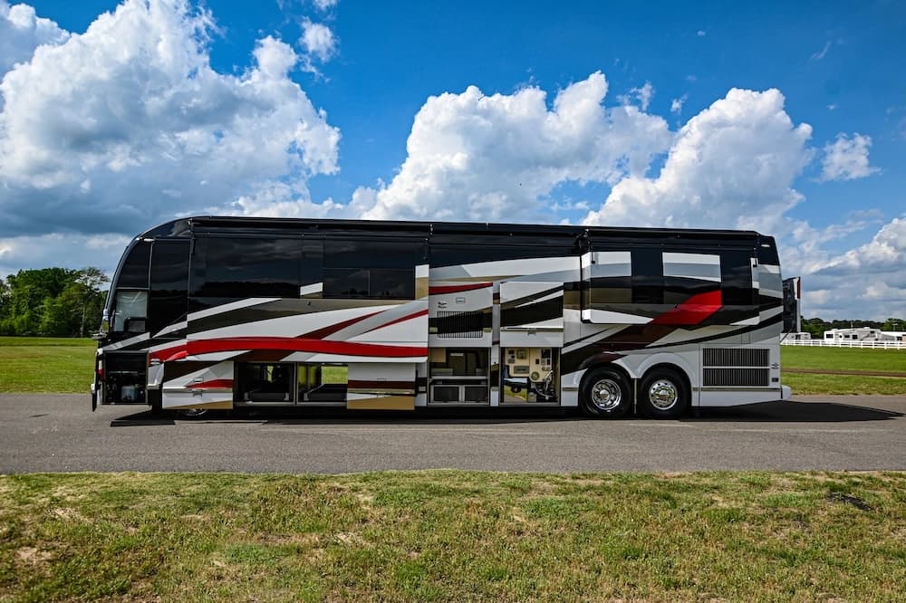 2006 Prevost Featherlite H3-45 Motorhome - Image 7